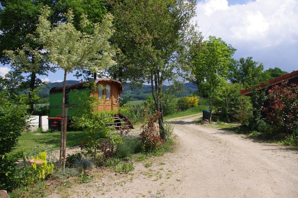 Гостевой дом Les Roulottes Et Cabanes Du Livradois Cunlhat Экстерьер фото