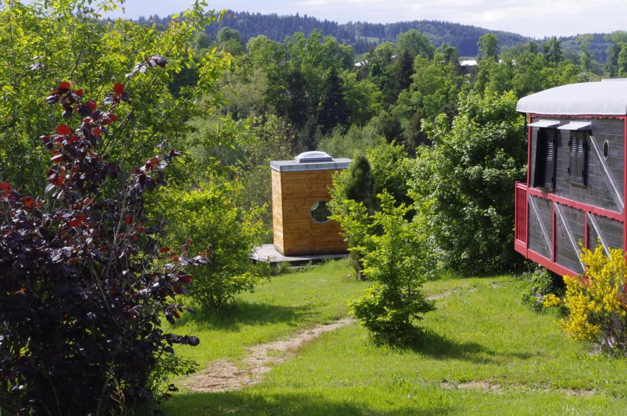 Гостевой дом Les Roulottes Et Cabanes Du Livradois Cunlhat Экстерьер фото